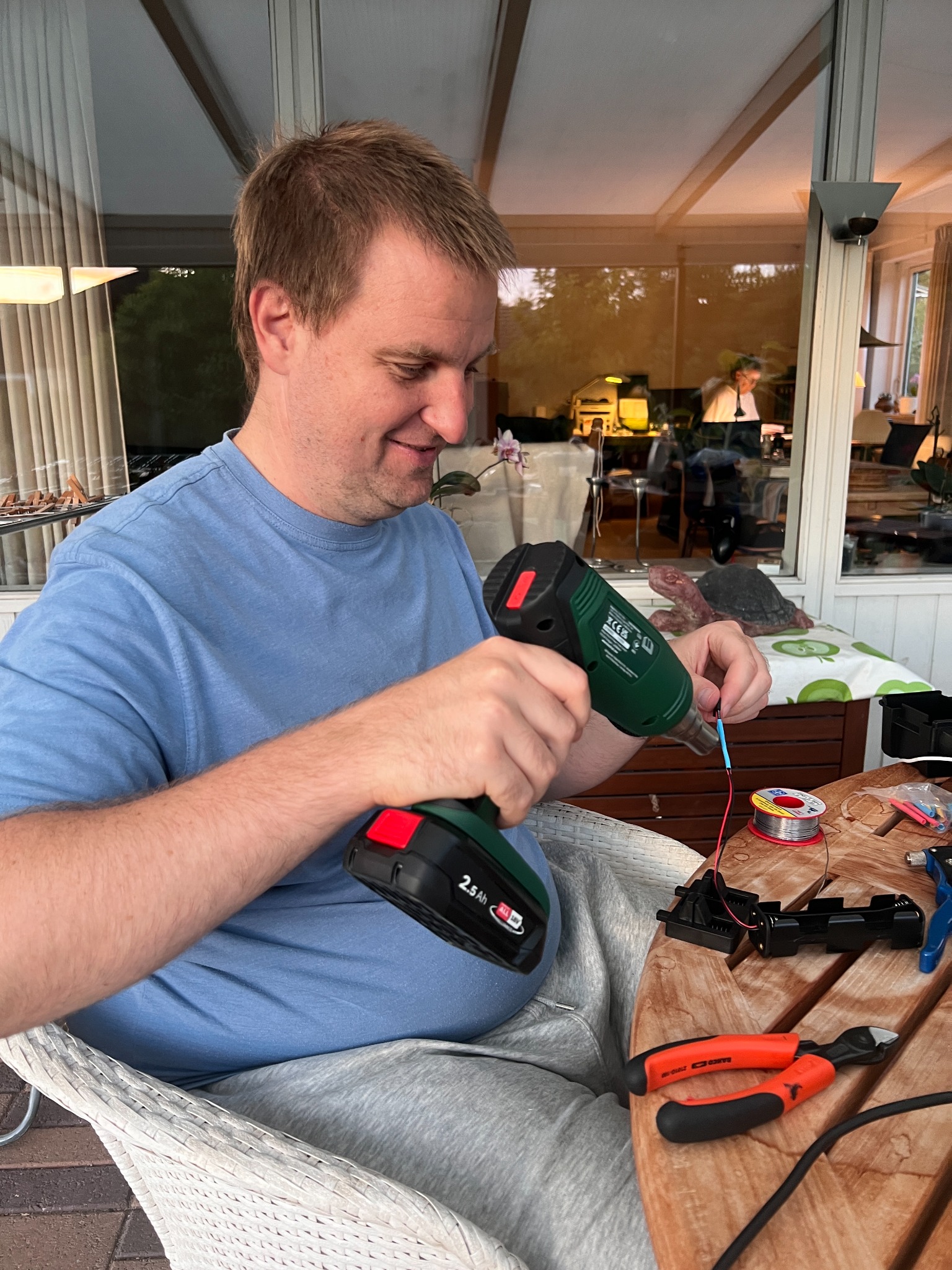 Et RAVC-medlem arbejder med værktøj og elektronik ved et bord